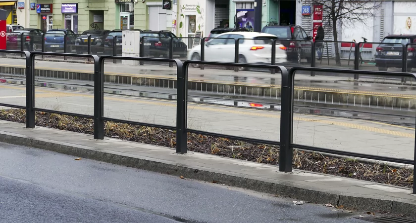 zdjęcie Trawnik na przystanku tramwajowym przy ulicy Grochowskiej