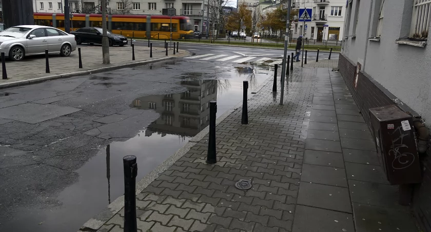 zdjęcie woda na ulicy Kaleńskiej