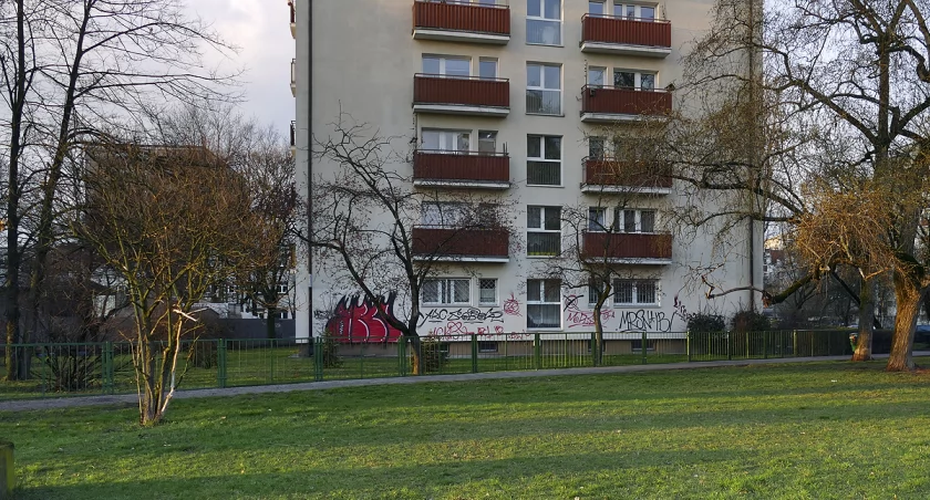 zdjęcie blok mieszkalny 