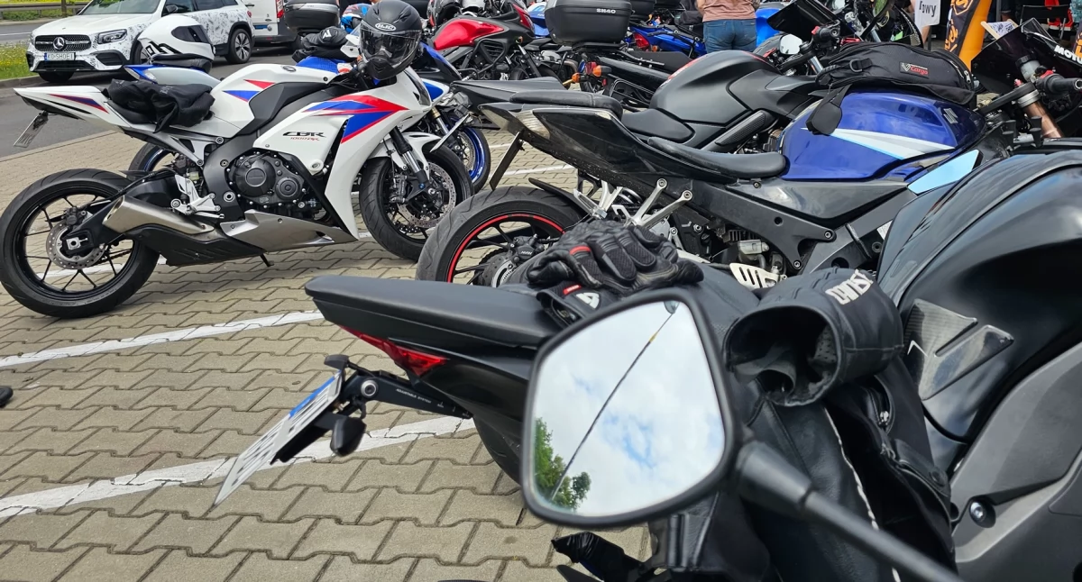Co warto zobaczyć, Wieczorna parada motocykli Świeć przykładem nocą - zdjęcie, fotografia