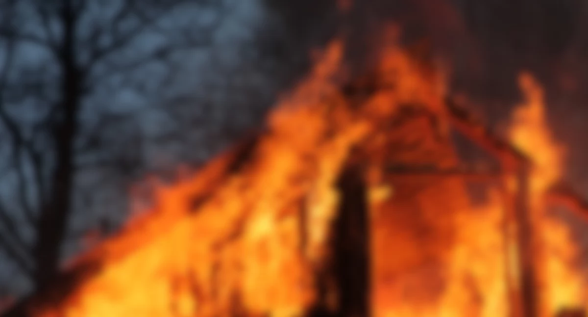 Działania służb, Podpalenie pustostanu Rembertowie Jedna osoba zginęła ranne Podejrzany usłyszał zarzuty zabójstwa usiłowania zabójstwa - zdjęcie, fotografia