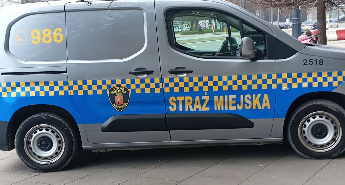 Działania służb, Staruszka siedziała ławce Zainteresowali mundurowi Apelują mieszkańców - zdjęcie, fotografia