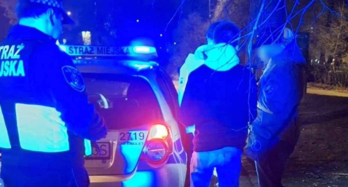 Działania służb, Ukradkiem POCIĄGALI Interwencja Pradze Południe - zdjęcie, fotografia