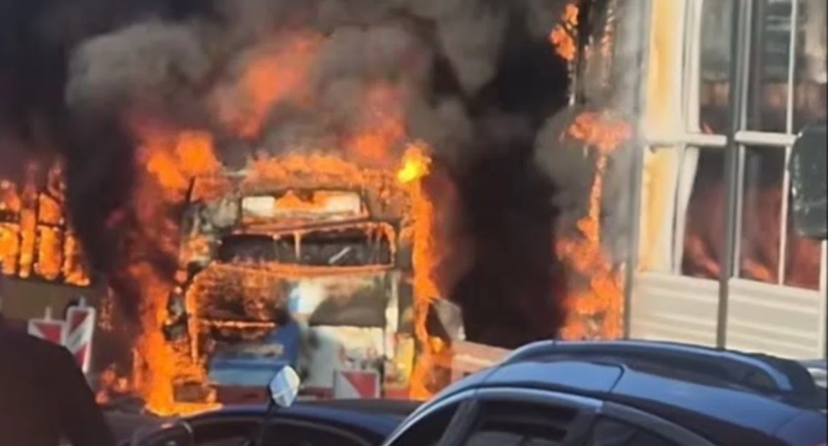 Działania służb, UWAGA! POTĘŻNE KŁĘBY DYMU! Spłonął miejski autobus trasa całkowicie zablokowana! - zdjęcie, fotografia