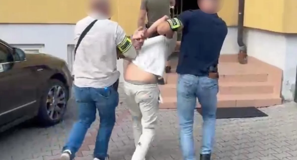 Kradzieże i rozboje, letni obywatel Mołdawii zatrzymany Akcja policjantów Pradze Południe - zdjęcie, fotografia