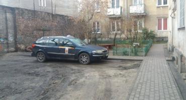 Dziki lokator, odgrodzone podwórko -  kamienice przy Mińskiej i ich problemy