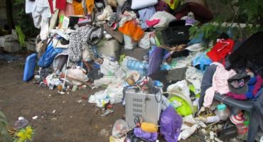 Zajął cudzą posesję na Grochowie i... zaczął gromadzić na niej śmieci