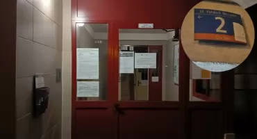 Dramat mieszkańców warszawskiego osiedla. Butelki po alkoholu i odór moczu. 