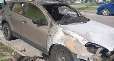 Samochód stanął w płomieniach! Akcja gaśnicza na Saskiej Kępie (ZDJĘCIA)