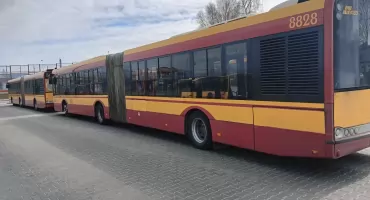 Chciał wsiąść do autobusu, a ten poturbował mu ciało. Makabryczny wypadek 