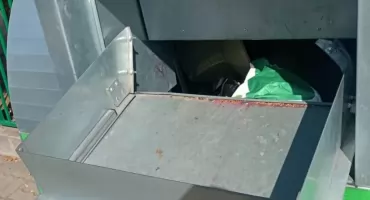 Tak sobie grzebał, aż zauważył funkcjonariuszy. Pogoń w Wawrze