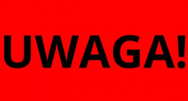 SIEDZIAŁA SKULONA NA KLATCE. 