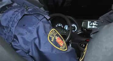 PRZESIADAŁ SIĘ Z AUTOBUSU DO AUTOBUSU. 