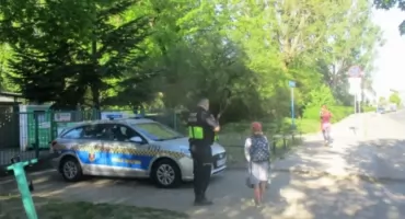 ZAPŁAKANĄ 9-LATKĘ znaleźli funkcjonariusze. 