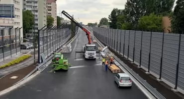 Ponad 1,5 KILOMETRA blachy. Czy pnącza uratują estetykę Saskiej Kępy?
