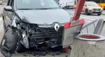 KATASTROFA na placu Szembeka! Pijany kierowca WJECHAŁ w przystanek tramwajowy!