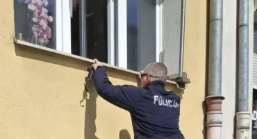 UGRZĘZŁA W MIESZKANIU, WOŁAŁA O POMOC. Akcja na Pradze-Południe!