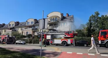 OGIEŃ na balkonie przeniósł się na mieszkanie. POŻAR NA GOCŁAWIU!