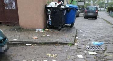 Wszechobecne śmieci na tyłach pawilonu przy Grochowskiej