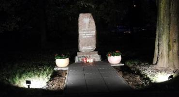 Obelisk wrócił na swoje miejsce w Parku Znicza